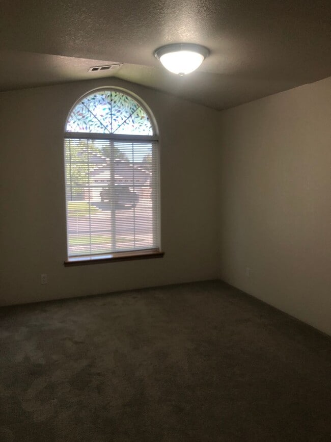 Building Photo - This beautifully maintained 3 bedroom, 2 b...