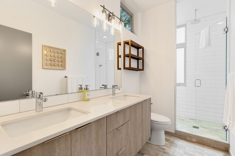 Building Photo - 921 10th Ave E