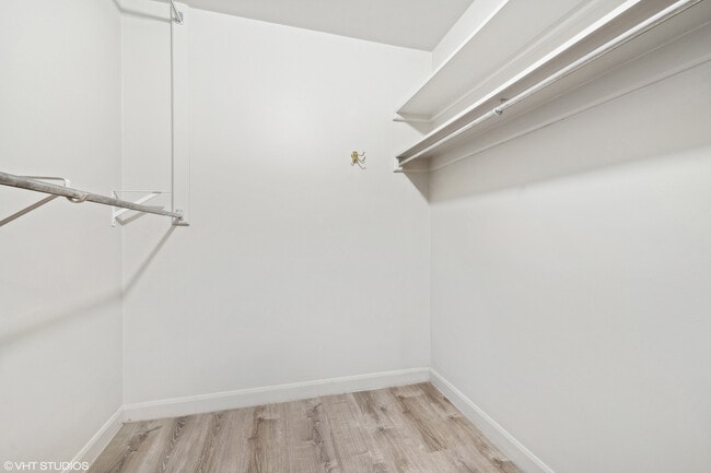 Building Photo - 850 N Dewitt Pl