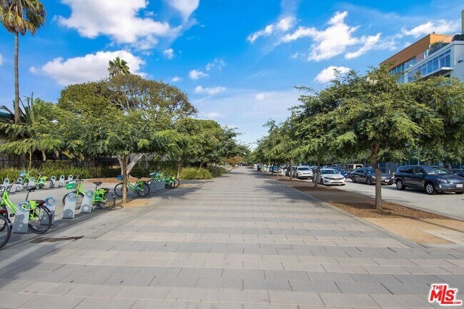 Building Photo - 1705-1725 Ocean Ave