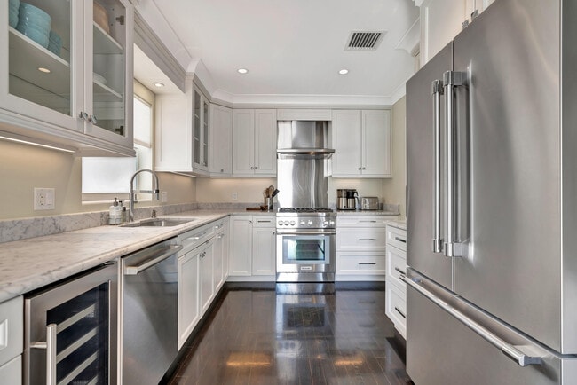 Building Photo - 136 Worth Ct S