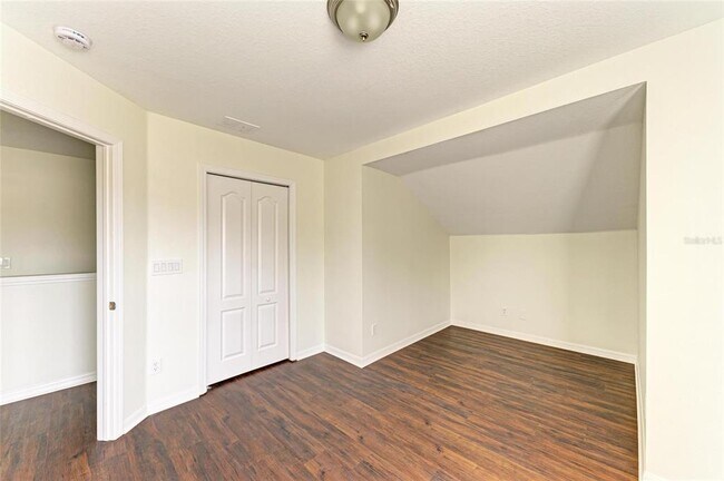 Building Photo - 15121 Searobbin Dr