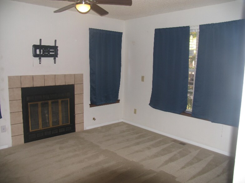 Building Photo - 2228 Palm Dr