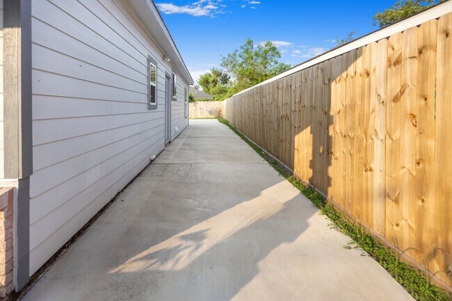 Building Photo - 3234 Berry St