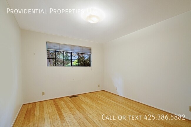 Building Photo - 9530 NE 30th St