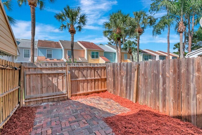 Building Photo - South Tampa 2 Bedroom w/ Office 2 Bathroom Townhome