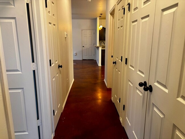 Building Photo - 3br 2ba duplex with 2 car garage!!