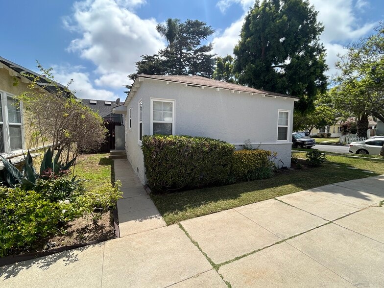 Building Photo - 10574 Ayres Ave