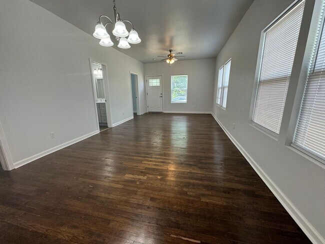 Building Photo - Gorgeous 3 bedroom 2 bathroom home