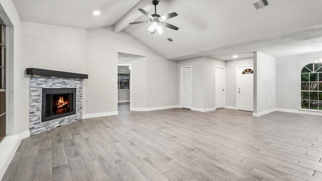 Building Photo - 10622 Highland Woods Dr