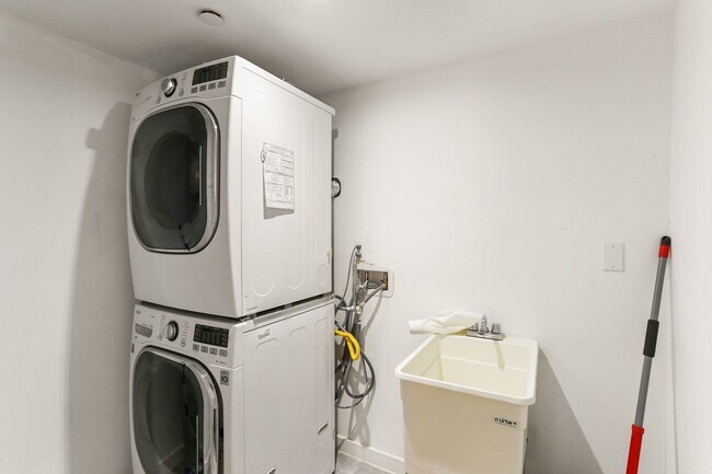 Building Photo - ROOM ONLY in 5-bed/2.5-bath Home