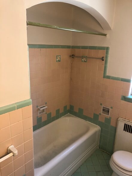 Full Bathroom - 1711 Portman Ave