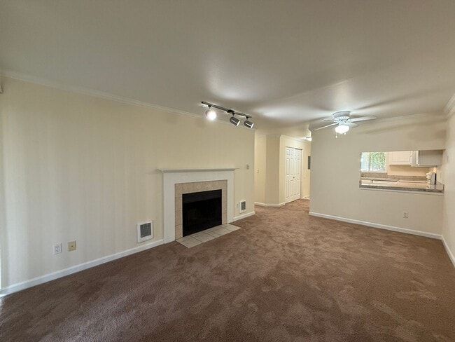 Building Photo - 2 Bed 1 Bath Totem Lake Condo