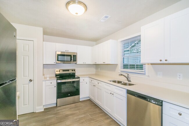 Building Photo - 420 Rosehill Dr