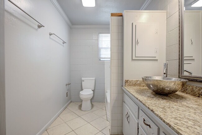 Building Photo - 910 Garver St