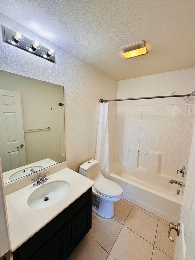 Building Photo - Luxury Tri-Level Townhome 2bd 2.5bth w Bon...