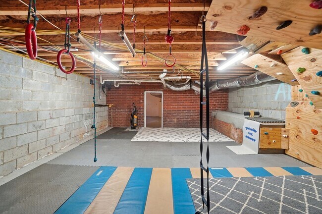 Building Photo - Historic Wesley Heights Home | Walkable to Uptown | 2 Primary Suites