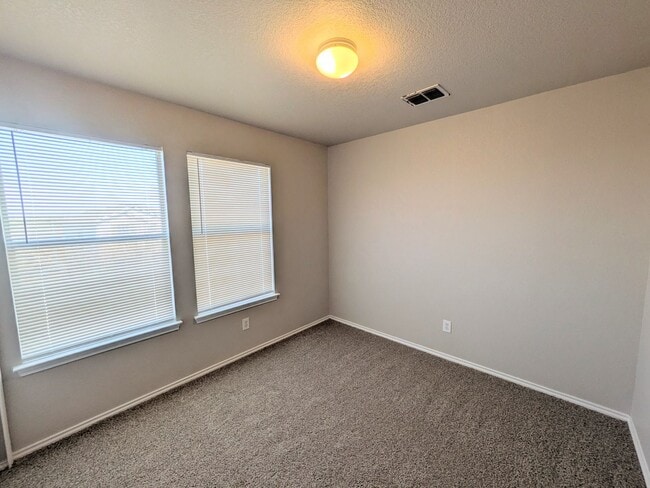 Building Photo - Very Nice 4 Bedroom Home In Convenient Northwest Location!