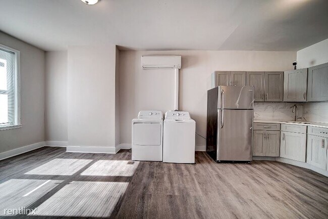 Building Photo - 1 br, 1 bath Townhome - 655 E Wishart St