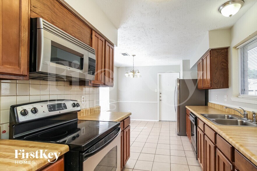 Building Photo - 21226 Waymare Ln