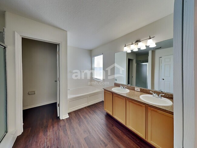 Building Photo - 12639 Longcrest Dr