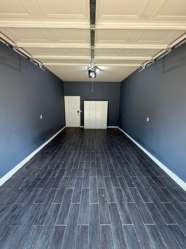 Building Photo - 340 N Country Ln