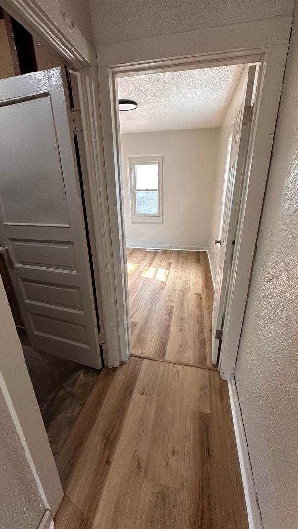 Building Photo - $1050 - 3 bed 1 bath - Single Family Home ...