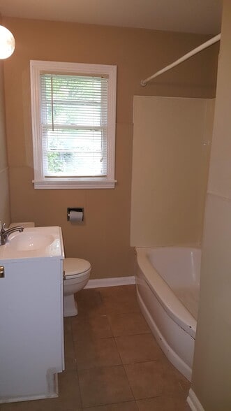 Bathroom w/Tub/shower - 511 Johnson St