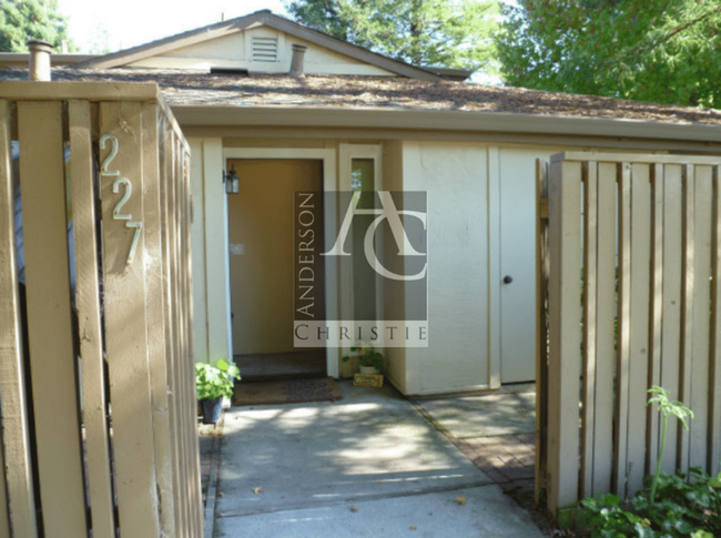 Building Photo - Charming 2BR/1BA End Unit for Rent – Great...