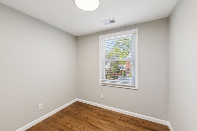 Building Photo - Charming 3 Bed 2.5 Bath Interior Townhome ...