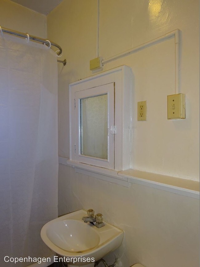 Building Photo - 1912 Clinton Ave