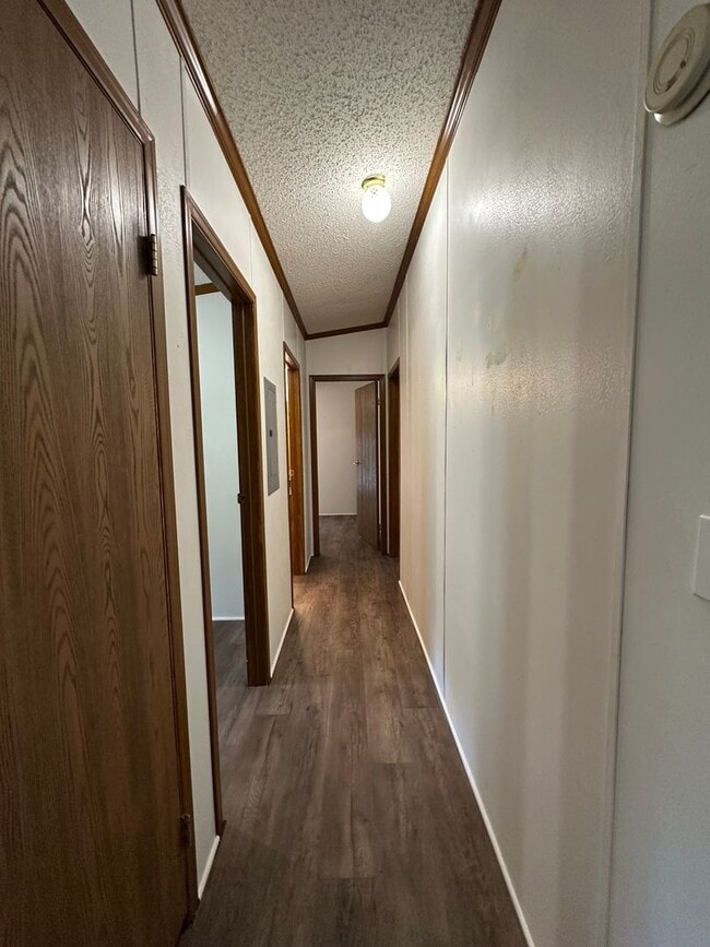 Building Photo - $1,350 / Month | 3 Bed · 2 Bath · 1,375 Sq...