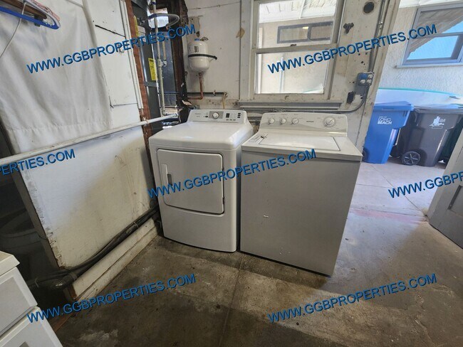 Building Photo - Come See this SAT! 06/27/26 - Live the Belmont Shore Lifestyle! Spanish 2 Bedroom / 1 Bath Home w...