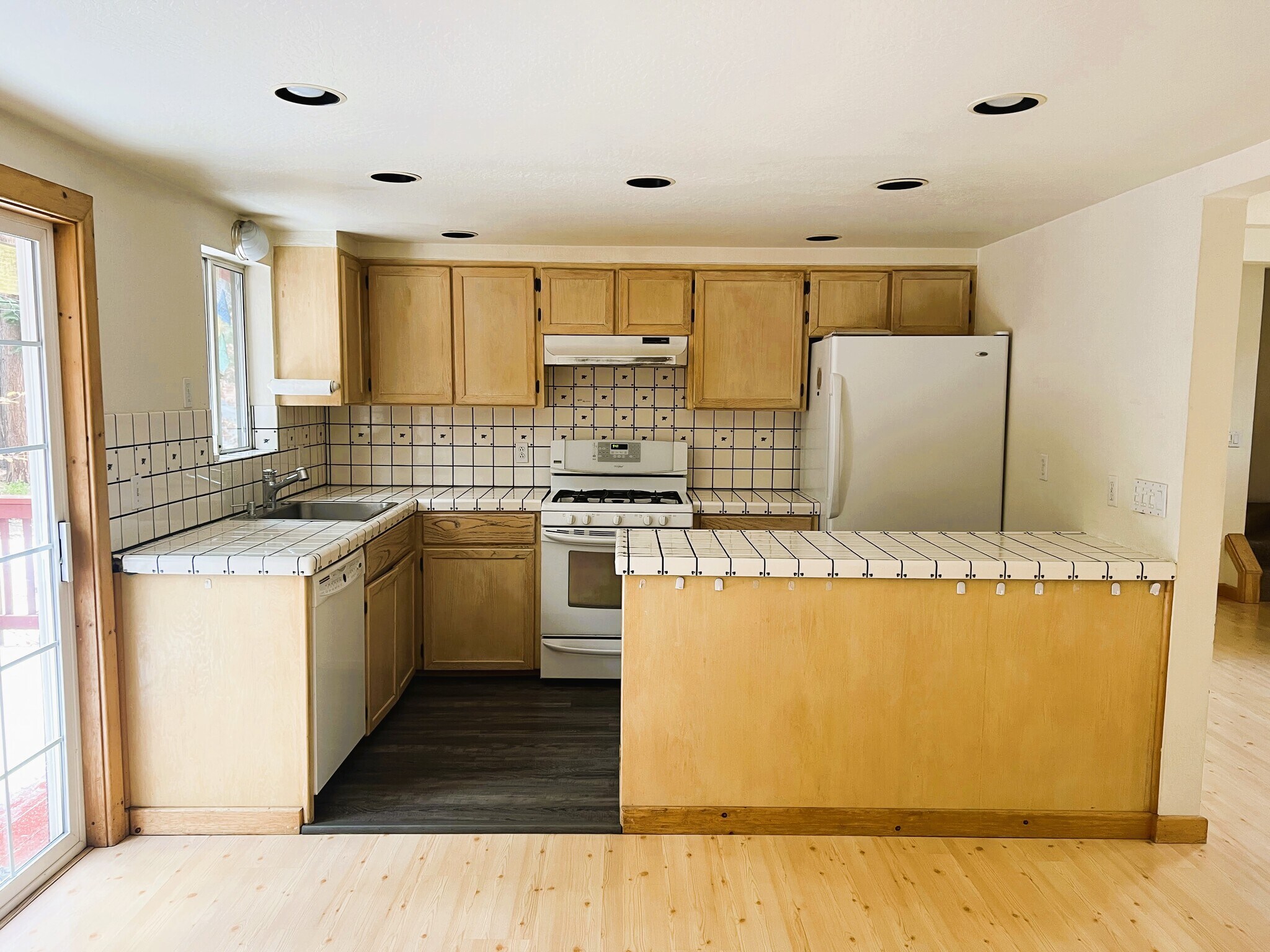 Building Photo - 11881 Pine Forest Rd