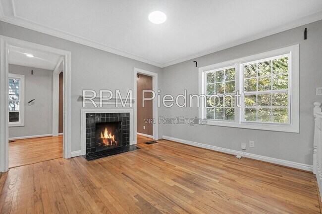 Building Photo - 1231 Stoneybrook Dr SE