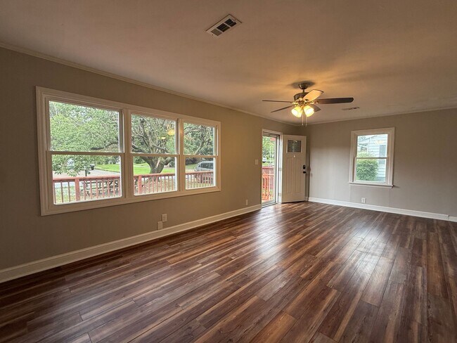 Building Photo - 4 Bedroom 1 Bathroom Home Located in Greeneville, TN