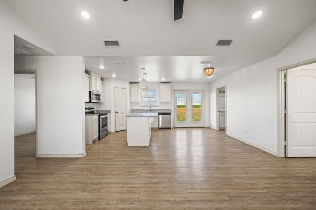 Building Photo - 3 Bedroom 2 Bathroom Home on 1 Acre Lots!