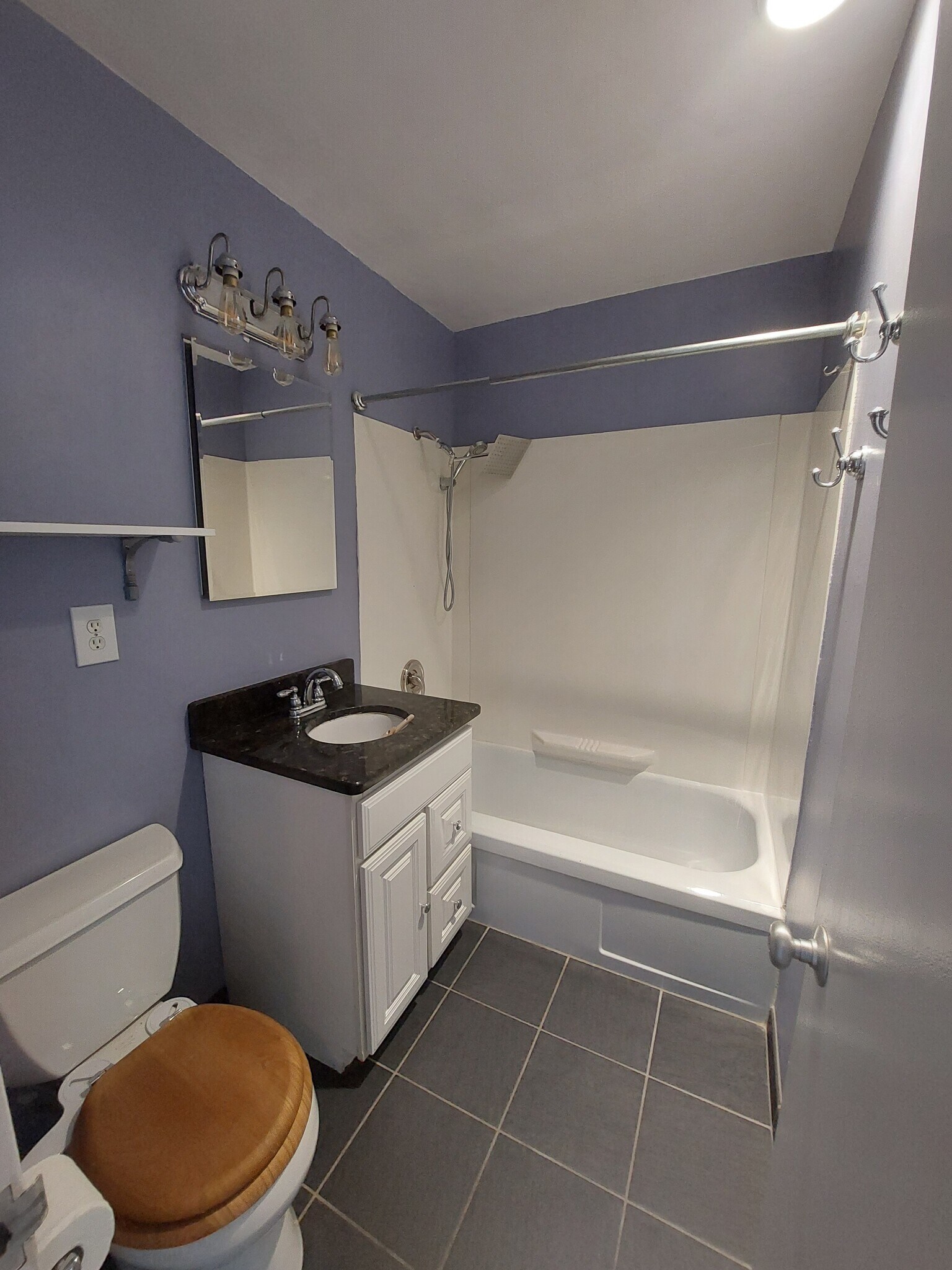 Building Photo - 11850 Edgewater Dr