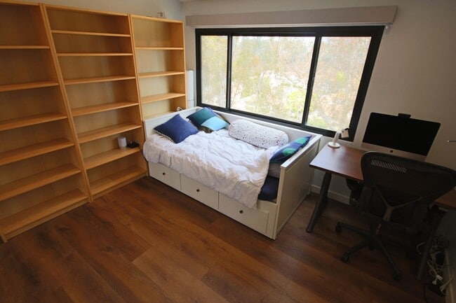 Building Photo - Furnished Recently Renovated Townhome