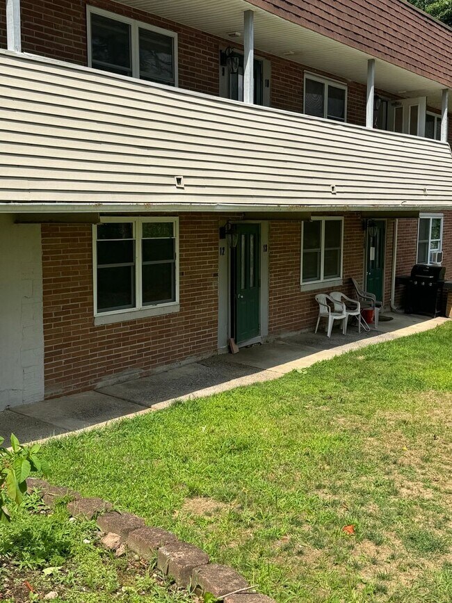 Building Photo - One bedroom Southwick Ma U-13