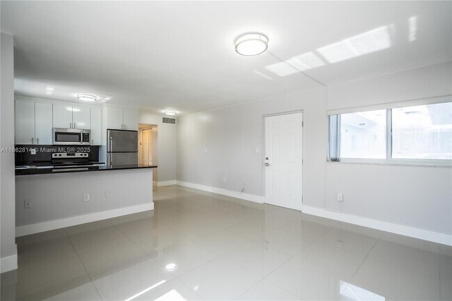 Building Photo - 1986 Biarritz Dr