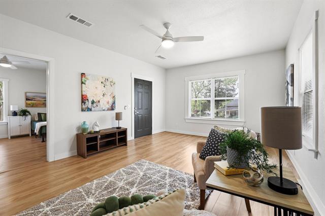 Building Photo - 537 E Sears St