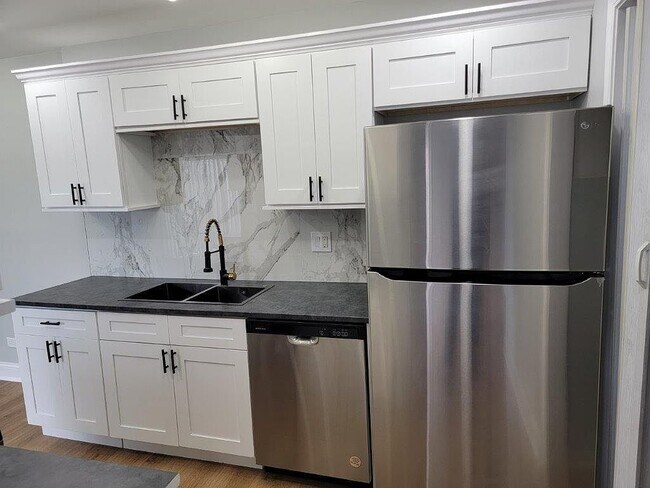 Building Photo - 1710 Queensbury Cir