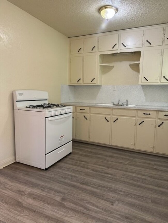 Building Photo - Charming 2 Bedroom. 1 Full Bath Home in We...