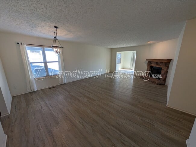 Building Photo - Well-Maintained Ranch in Pin Oak Preserve with Fireplace & Den