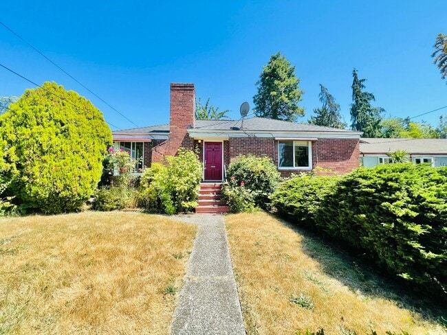 Building Photo - Cozy Seward Park Home with Large Yard!