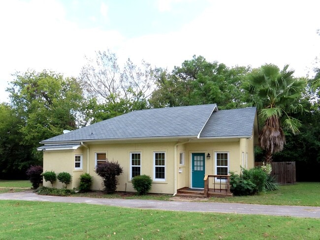 Primary Photo - Charming 2 Bedroom, 2 Bath Home - Water & ...
