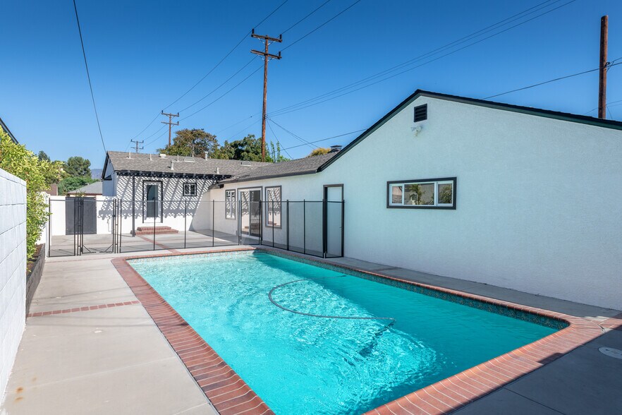 POOL - 1011 N Florence St