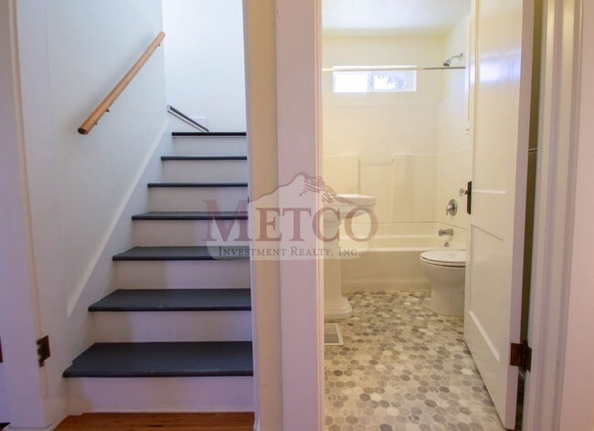 Building Photo - Light & Bright Home In Eugene