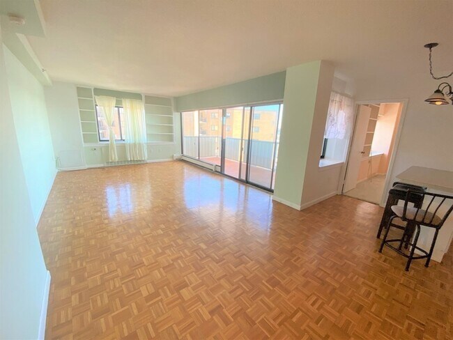 Building Photo - 300 Lynn Shore Dr